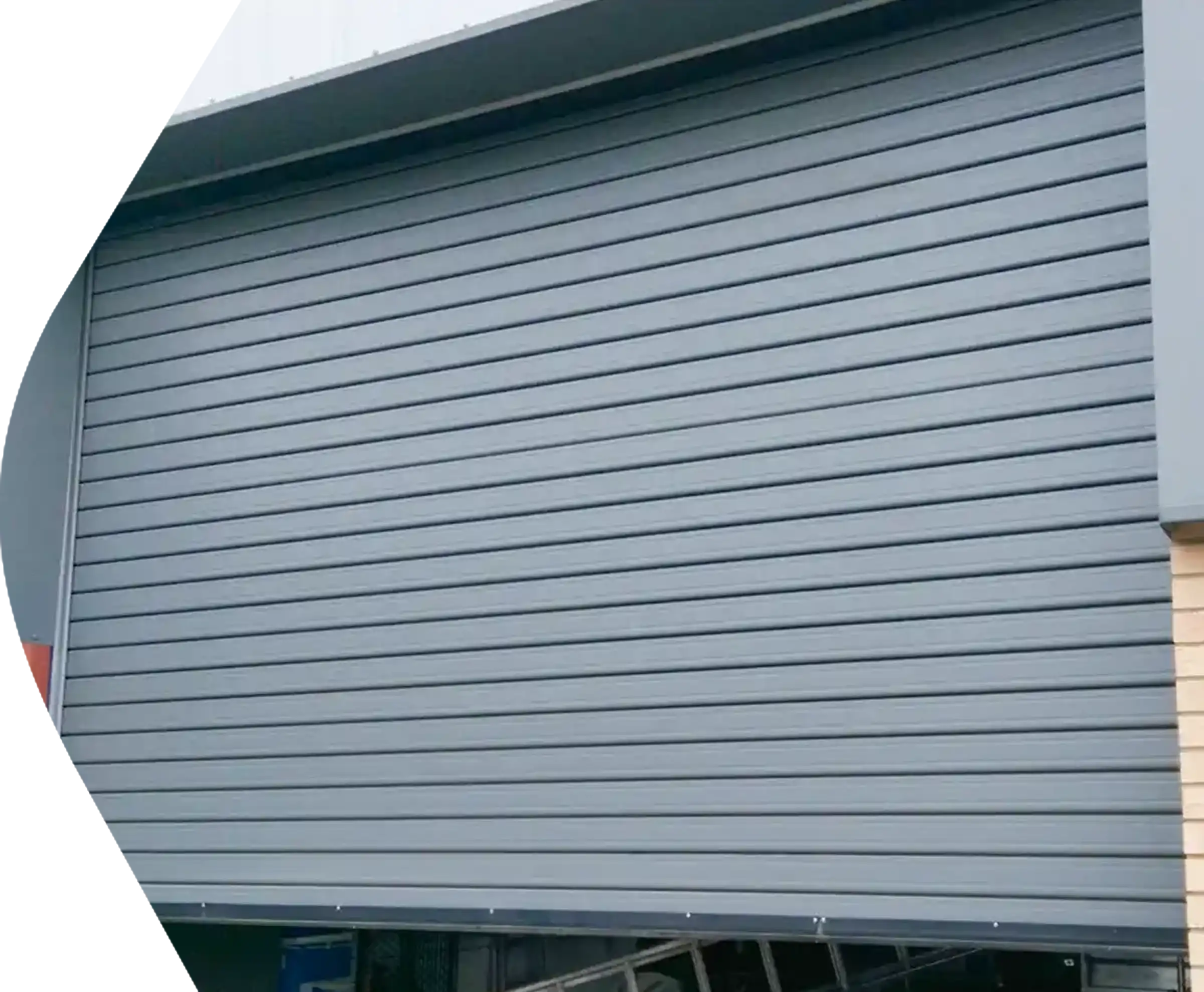 Manual roller shutter door with insulated slats
